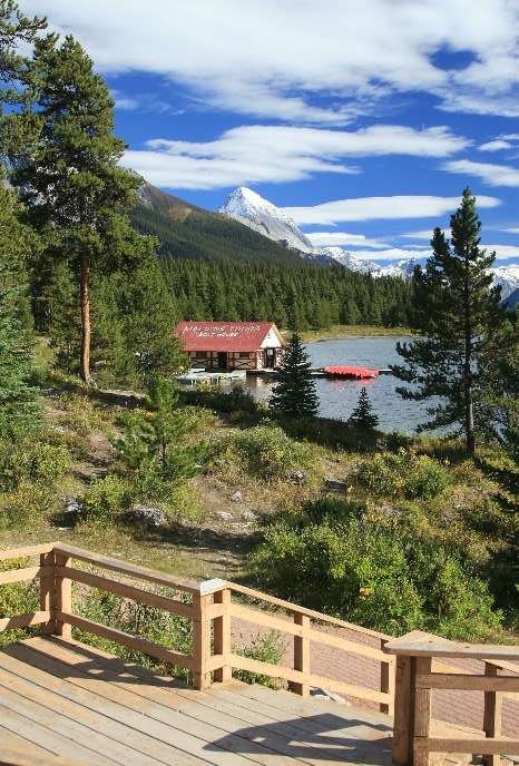 Maligne Lake by Frank Merfort