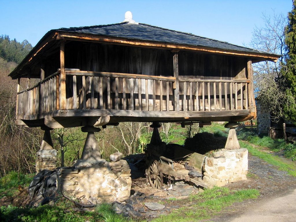 Hórreo en Naraval (Tineo) by La Casa del Chiflón (Bulnes)