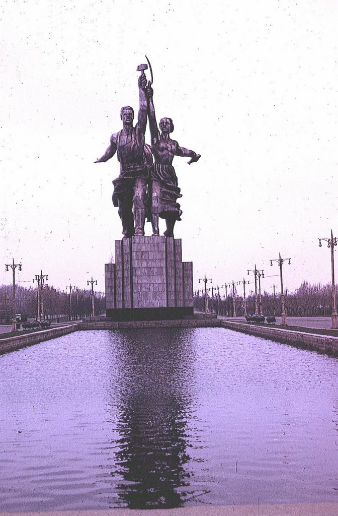 Moscou - Le monument de l'Urss à l'Exposition de Paris en 1936 by Carré