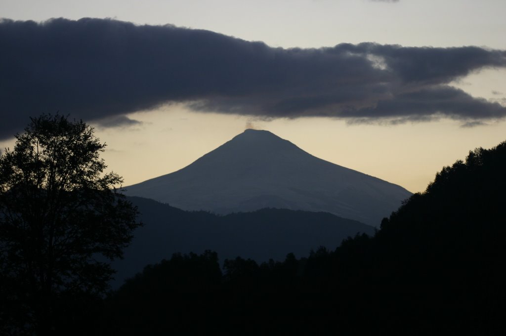 Volcán Villarrica, desde las cercanías de Curarrehue. by Francisco2008