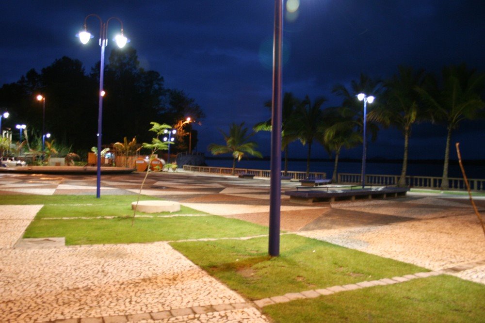 Praça de Guaraqueçaba a noite by vj.cavis