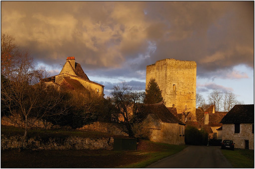 CAUSE-DE-CLERANS [24] - L'entrée du village au soleil couchant (novembre 2012) by Michel Chanaud (Sarlat)