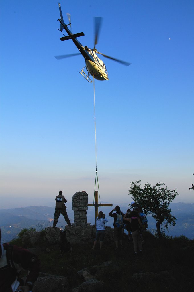 Posa della nuova Croce di cima Marana by Gianni Dalla Costa