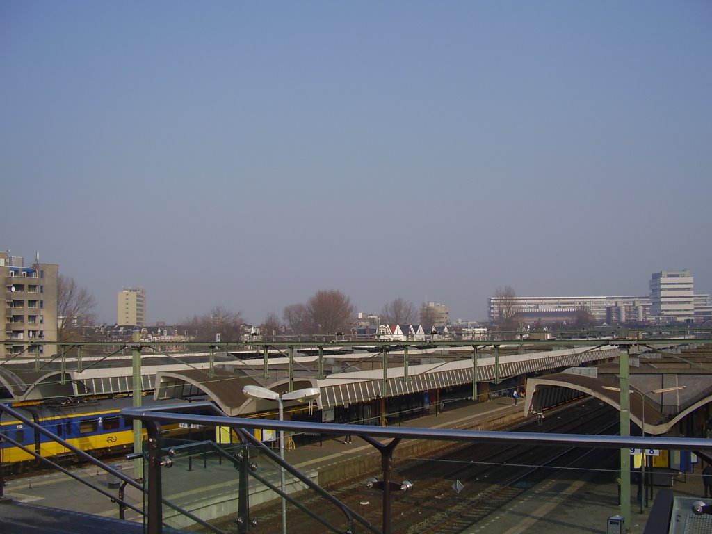 Station Rotterdam Centraal vanaf voetgangersbrug by Waldo Gadellaa