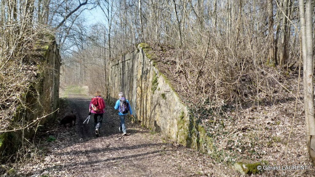 Il en manque un bout, au dessus passait l'ex ligne Marles-Verneuil by astrorail