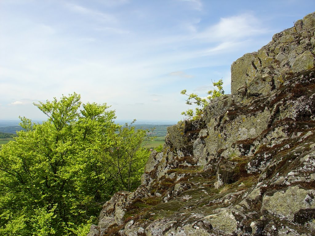 Deutschland_Hessen_Vogelsberg, Hoherodskopf, Bilstein 666 m ü. NN by © ELMOKULA