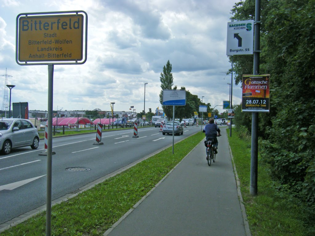 BITTERFELD - Den Flohmarkt haben wir hinter uns, aber nun müssen wir ´nen Umweg durch die Stadt radeln . . . by ReinhardKlenke