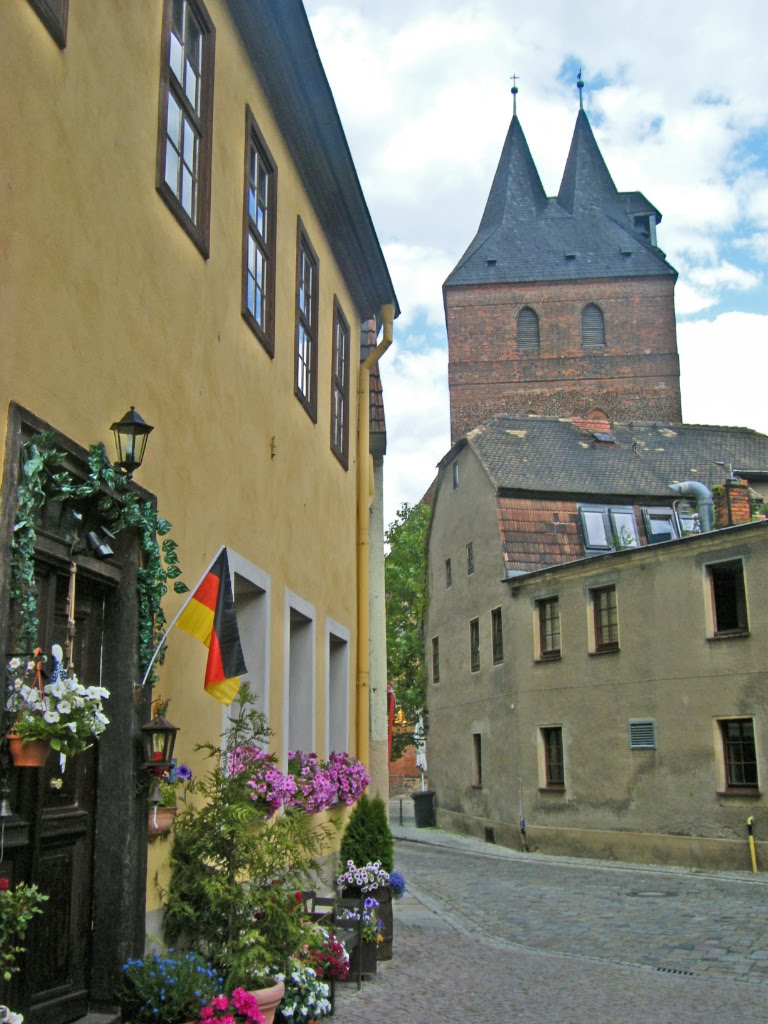 DELITZSCH - Blick zur Mühlstraße und dem Turm der St. Peter und Paul-Kirche by ReinhardKlenke