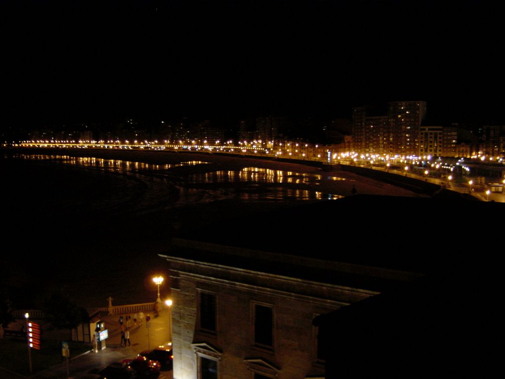 Playa de noche. by Bernardo Santiago