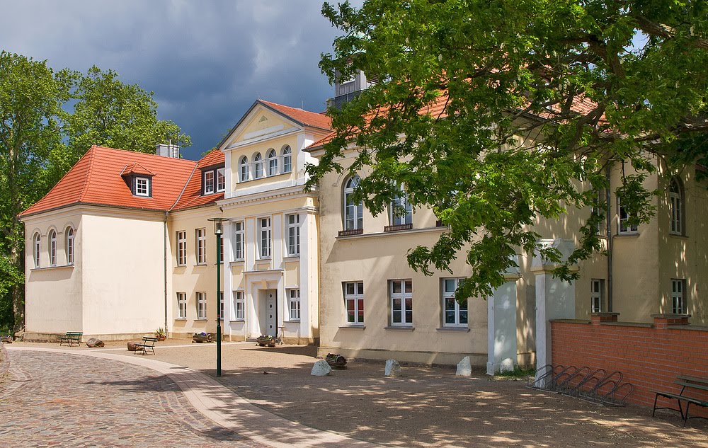 Gutshaus Sommersdorf Haupteingang by werner conrad