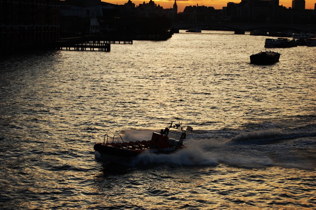 Boat on the Thames with Sunset by Guido Musch