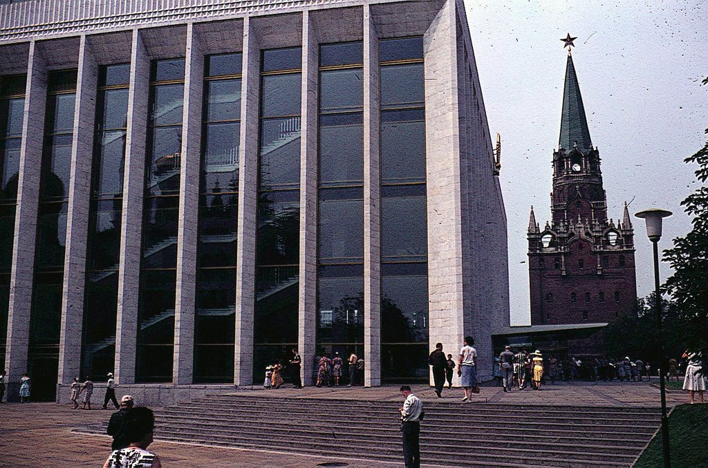 Moscou - Le Palais des Congtès et la tour Troïtskaïa by Carré