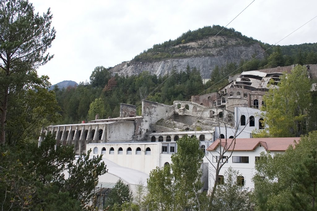 Castellar de n'Hug_antigua fabrica cemento asland by Laura Sayalero