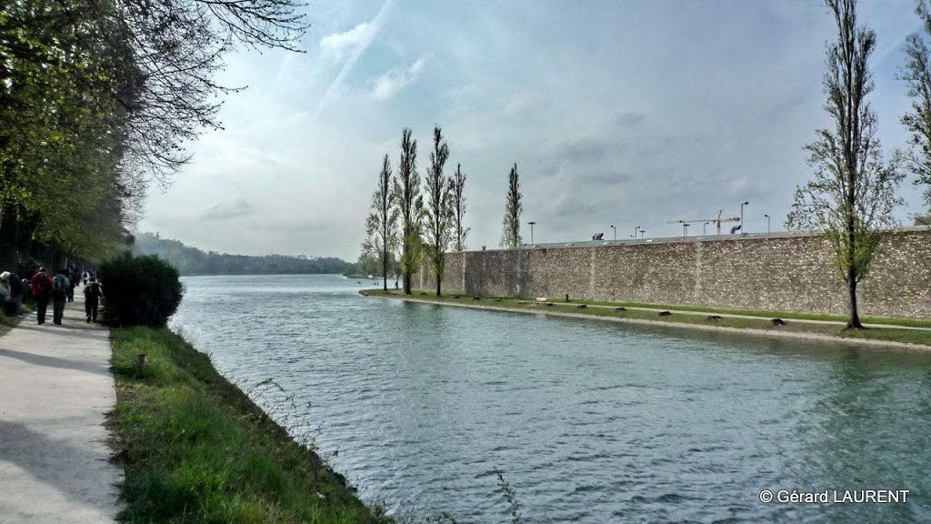 Melun - la Seine et le mur d'enceinte de la maison .... des tenus by astrorail