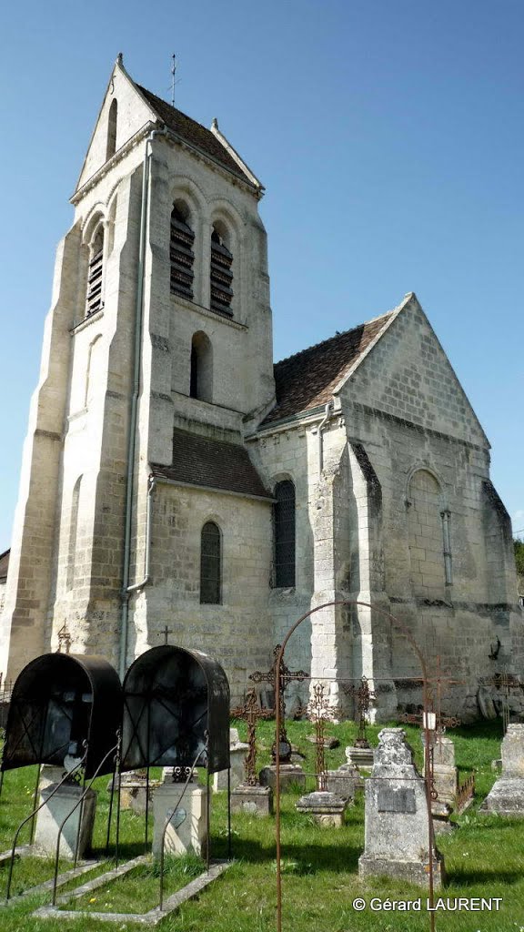 Pondron - L'église est entourée de son cimetière et d'un mur d'enceinte, formant un enclos paroissial. by astrorail