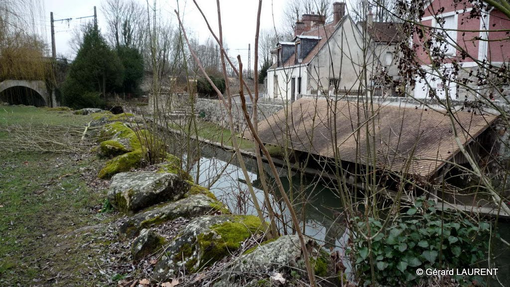 Fontaine le Port - Lavoir sur le ru du Châtelet by astrorail