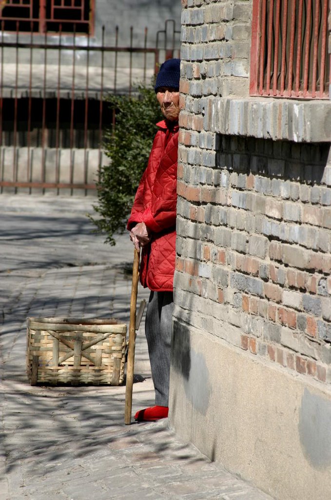 Hiding in the Hutong by Quique Morrique