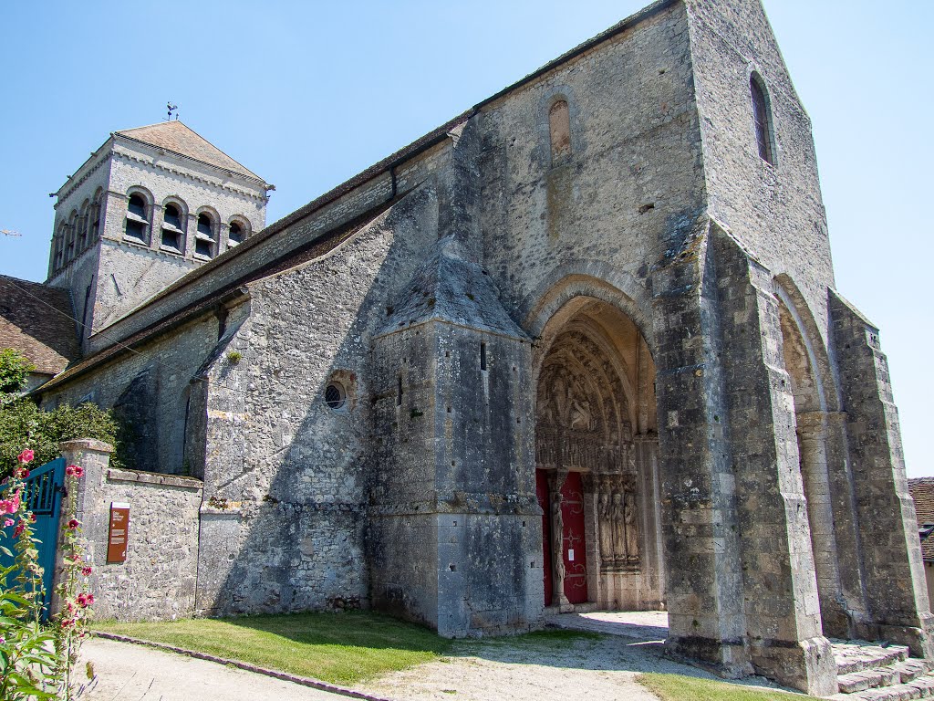 Eglise de St Loup de Naud by Daniel Pelletier