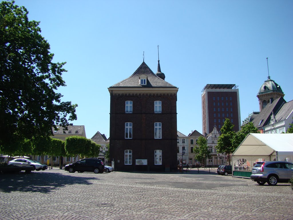 Rheinberg (Altes Rathaus aus dem Jahre 1450.) Großer Markt. Mai 2012 by DortmundWestfalica