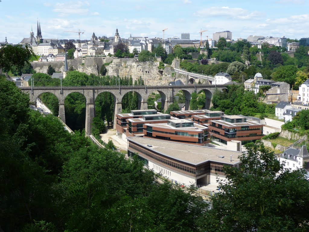 Luxembourg, Blick über Rives de Clausen auf Altstadt by Natur Provence