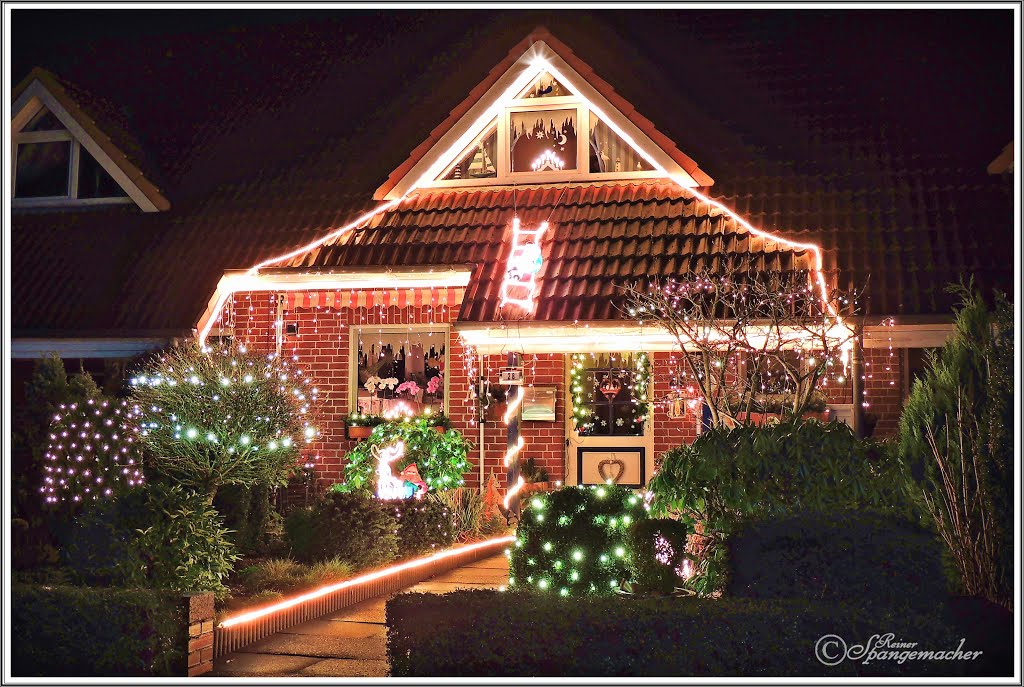 Weihnachtshaus, Scheeßel (ROW) by Reiner Spangemacher