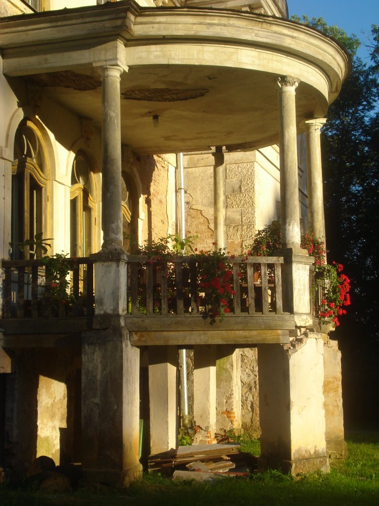 Stāmerienas pils balkons (Balcony of the catle of Stameriena) by Māris Ostelis