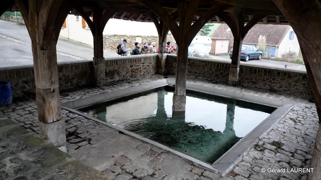 Chaton - le lavoir repose sur des piliers en bois, à l'instar des anciennes halles by astrorail