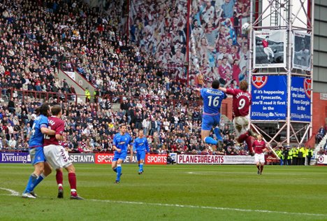 Fussball ist Volkssport in Schottland, Heart of Midlothian vs Glasgow Rangers, Tynecastle Stadium, Edinburgh, Schottland by dia.ch