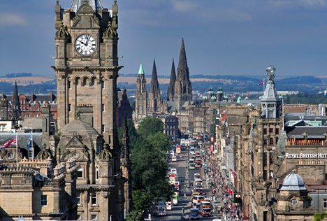 Aussicht vom Calton Hill auf die Princes Street in der Hauptstadt, Edinburgh, Schottland by dia.ch