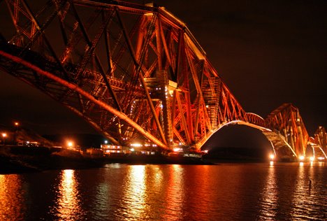 Die alte Eisenbahnbrücke über den Firth of Forth verbindet Edinburgh mit der Halbinsel Fife und den Highlands, South Queensferry, Edingburgh, Schottland by dia.ch