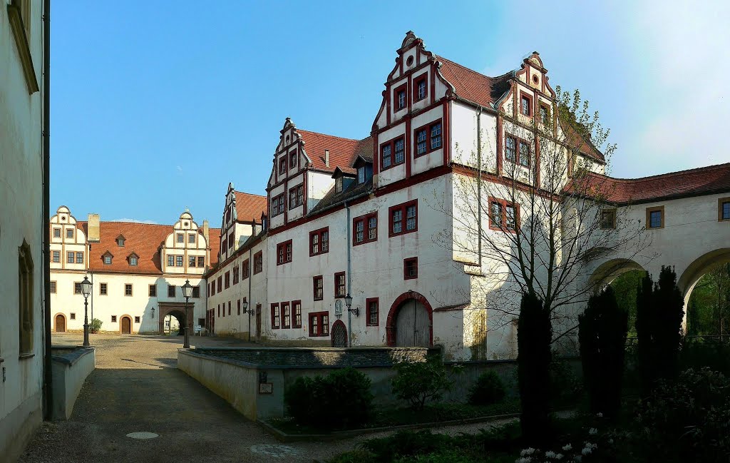 Glauchau (SN) - Blick über den Schlosshof von Schloss Hinterglauchau by Thomas Eichler