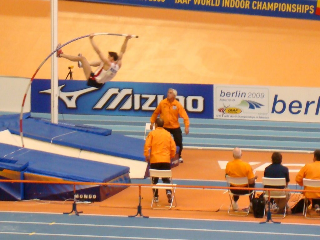 Salto con pértiga / mundiales de atletismo 2008 by Luis Pérez Fillol