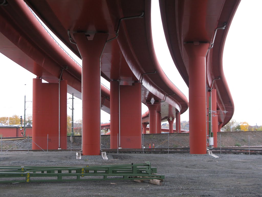 Partihallsförbindelsen / Röde orm. Gamlestaden, Göteborg, 2012 by Biketommy