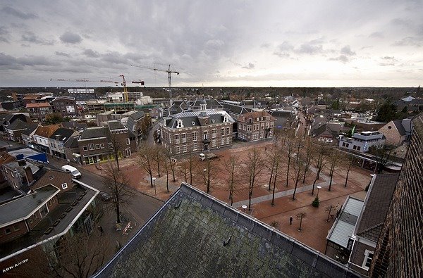 Markt Deurne gezien vanuit de spits van de Sint-Willibrorduskerk by janvandeven