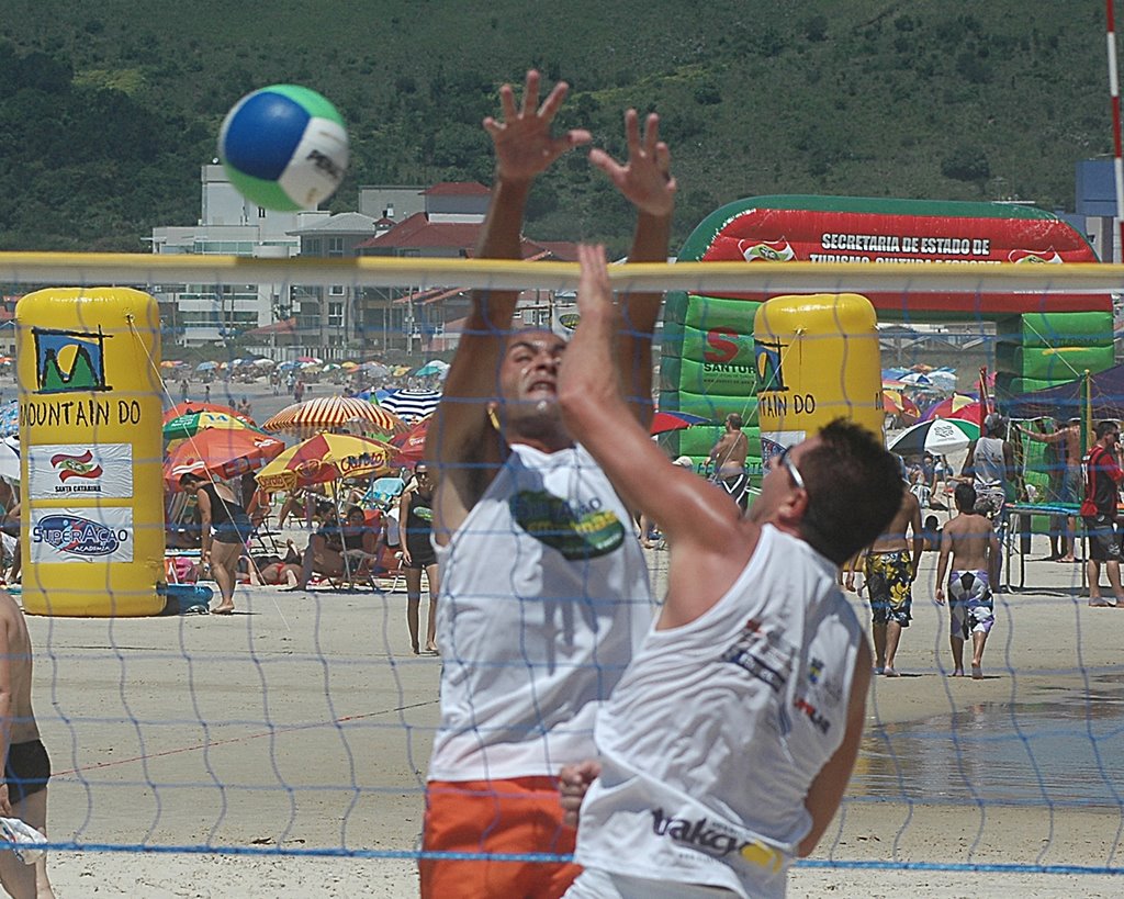 VOLEI NA PRAIA DE PALMAS GOVERNADOR CELSO RAMOS S.C. BRASIL by Cibils Fotojornalism…