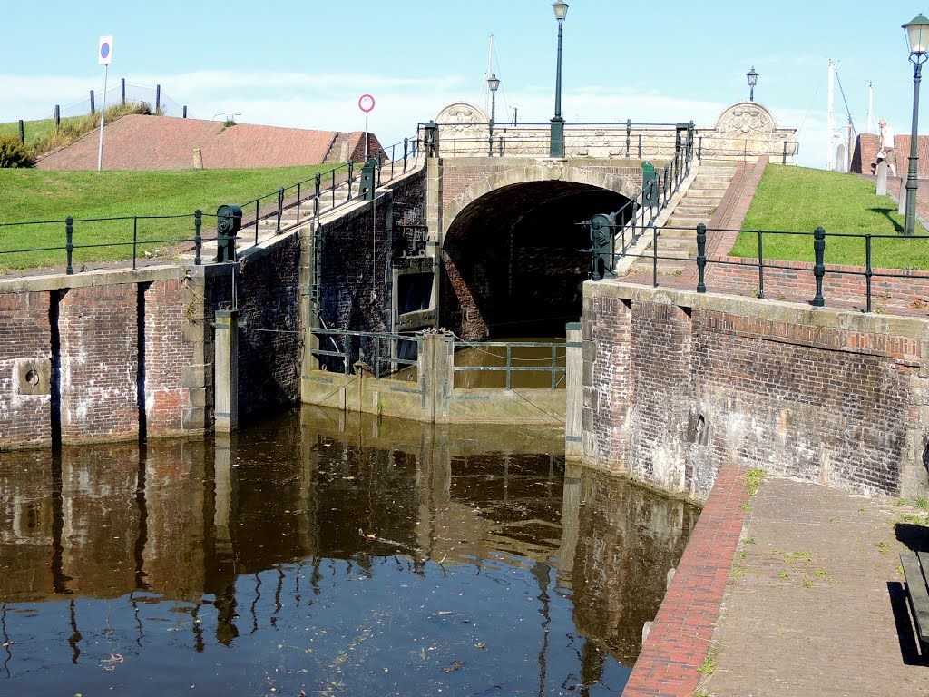 De oude sluis van Termunterzijl. (BB) by Bayke de Vries