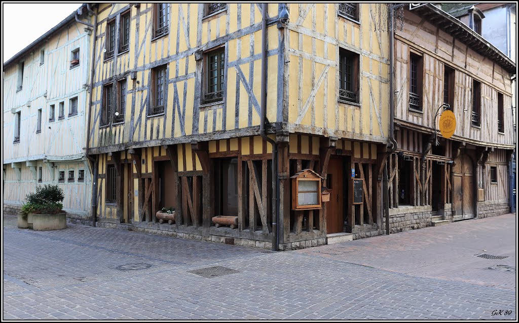 Troyes 10 (rue Général Saussier, à gauche rue Geoffroy de Villehardouin) by GK 89