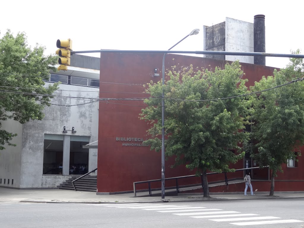 Esquina de Eva Perón y Servando Bayo. Biblioteca Municipal José Manuel Estrada. by chaporriste