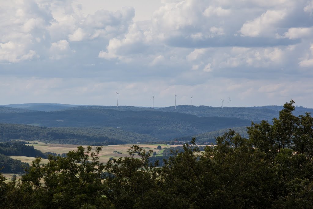 Lahn Dill Bergland - Zweiburgentour. Blick vom Aussichtsturm Altenberg Richtung Nordwesten- Die Windräder befinden sich bei Siegbach Eisemroth. by Mato58