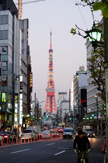 六本木外苑東通りから東京タワー by quattrophoto