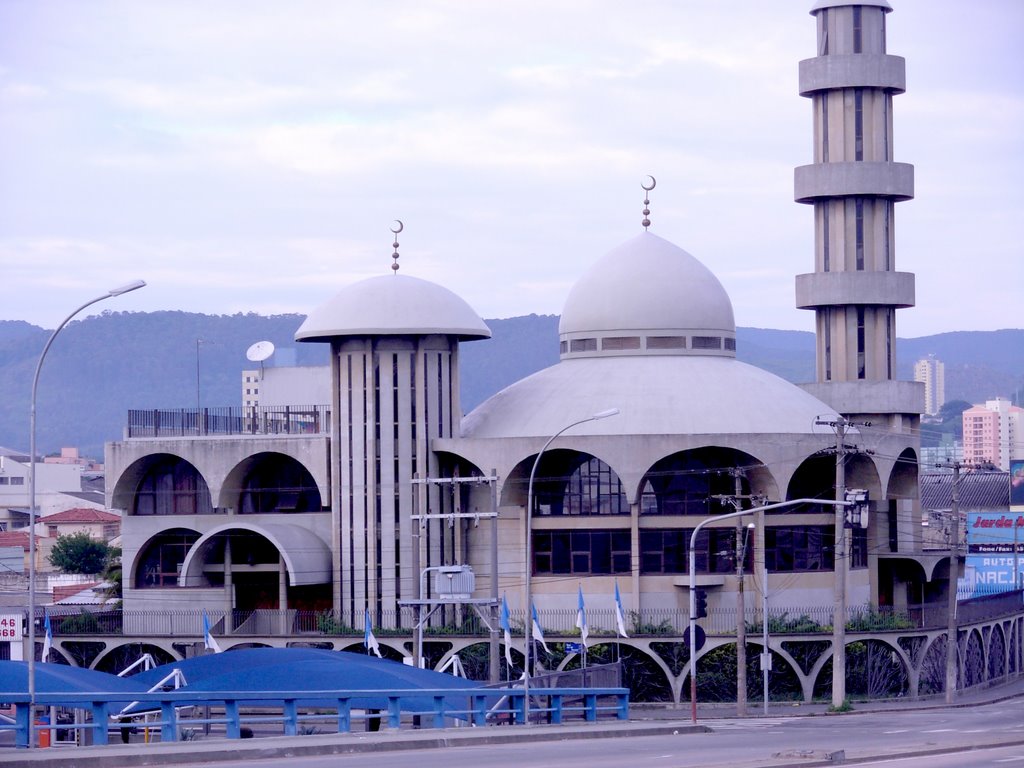 Centro Islâmico de Jundiaí: O Centro Islâmico de Jundiaí foi fundado em 15 de Fevereiro de 1979, com esforço da comunidade muçumana de Jundiaí e da Arábia Saudita. A obra tem características baseadas nas Construções Islâmicas do Oriente Médio, e sua finalidade é propagar a Cultura Islâmica, a religião e a língua Árabe. A minareta (onde se encontra o símbolo do Islamismo, a lua crescente) faz parte da arquitetura das mesquitas. by joao batista shimoto