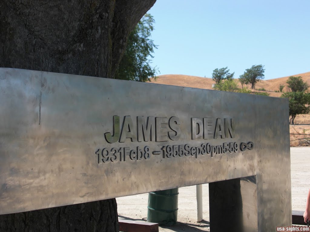 James Dean Memorial at Jack Ranch Cafe by usa-sights.com