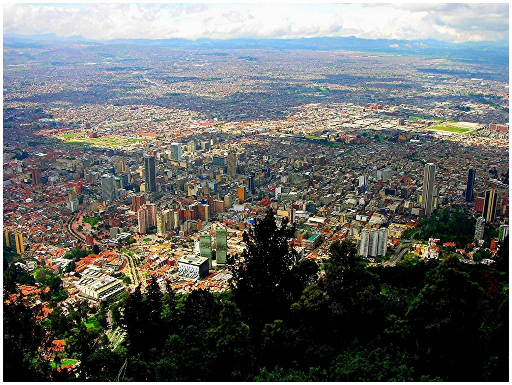 Bogotá-Centro desde el Cerro Montserrate by Karppanta