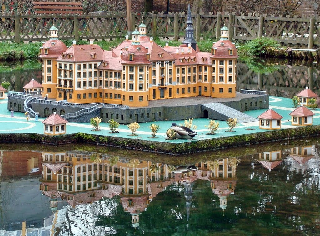 Eine Ente macht ihren Mittagsschlaf auf der Miniatur des Jagdschlosses Moritzburg im "Kleinerzgebirge" by Raupe