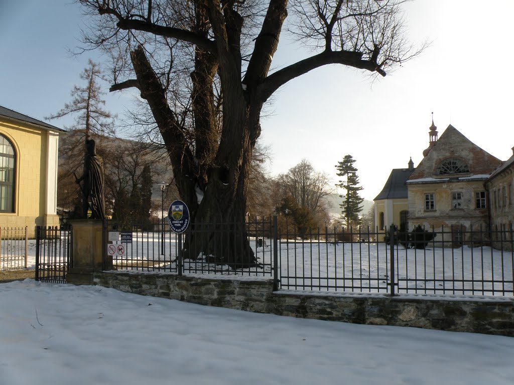 View of the gateway / Pohled na vstupní bránu by DM brothers