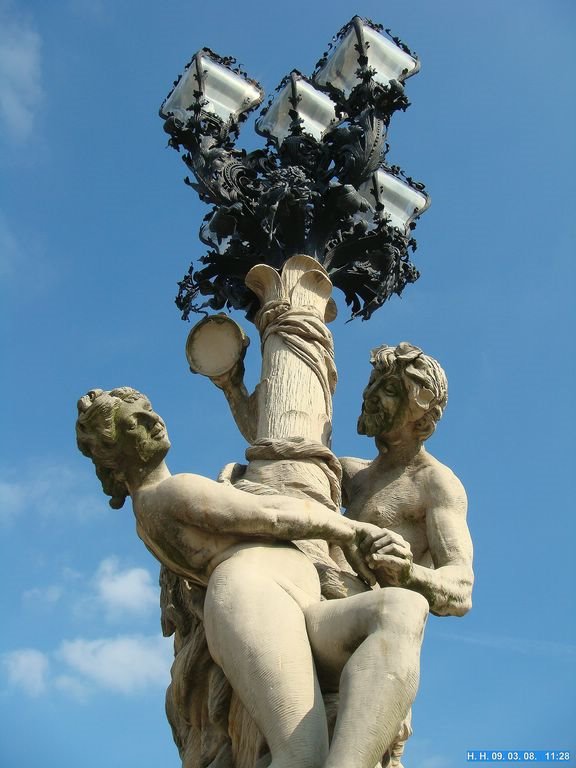 Statuen im Park Sanssouci. by H. Hönow