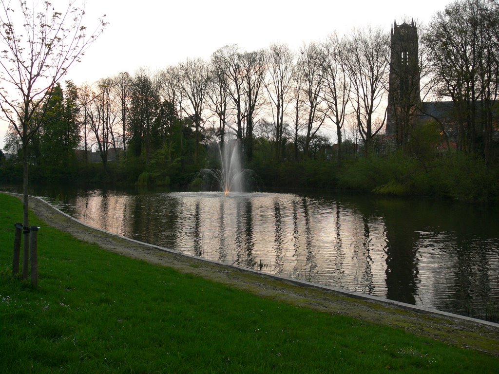 Fontein gracht Zaltbommel (achtergrond St. Maartenskerk) by marijkeric