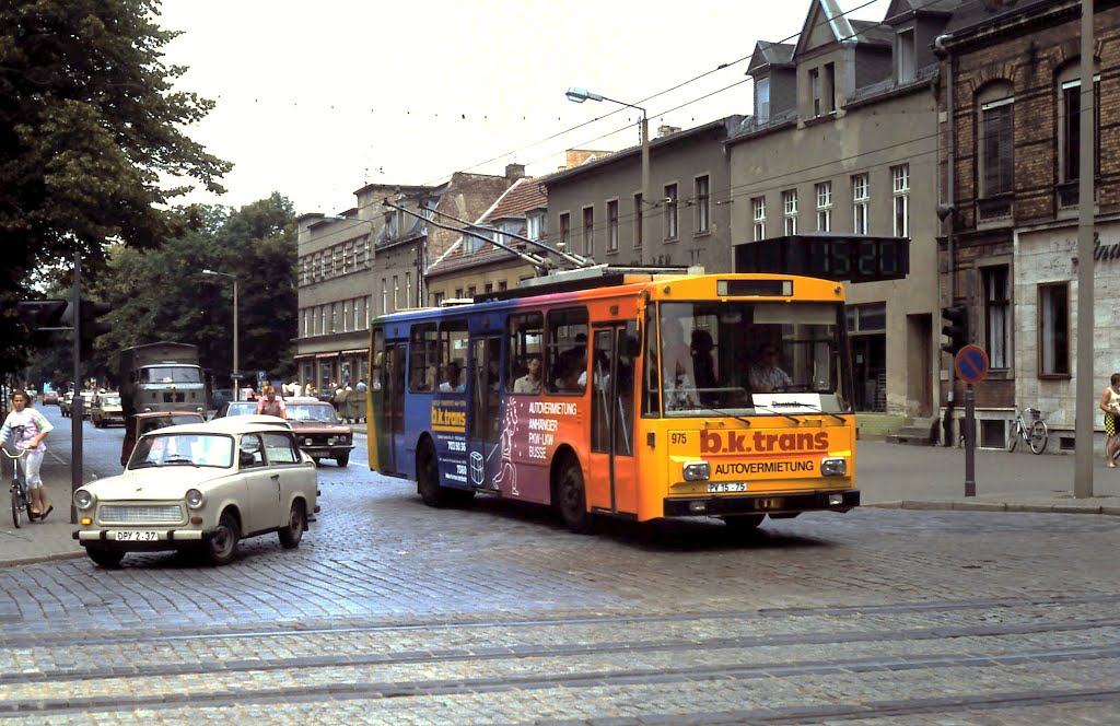 Trolleybus + Trabant (juni 1990) by bertgort