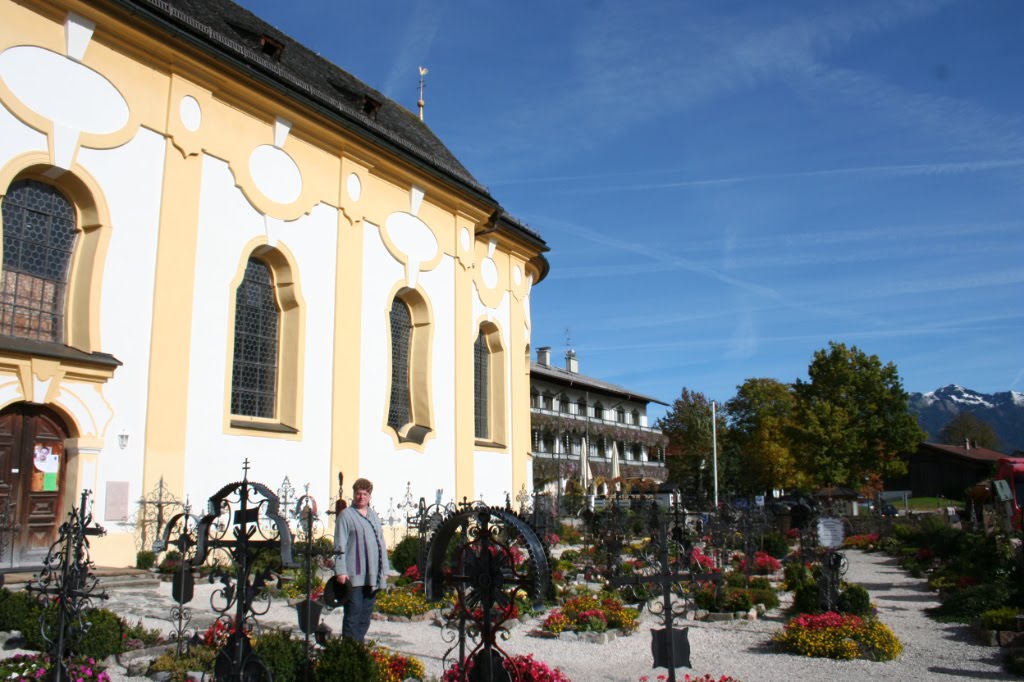 SCHLECHING - Der Friedhof vor St. Remigius, mit vielen schmiedeeisernen Kreuzen by ReinhardKlenke