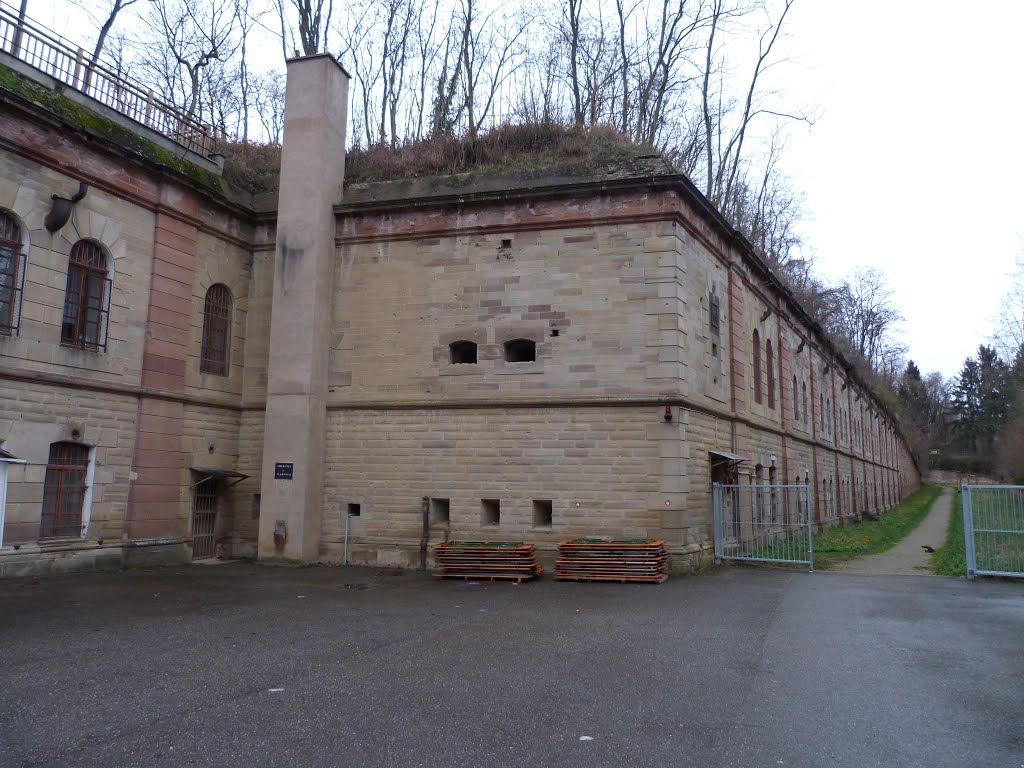 Fort Kleber(Bismarck) - Kaserne rechts mit grabenwehr by stevenvanValen+hannekeRolloos